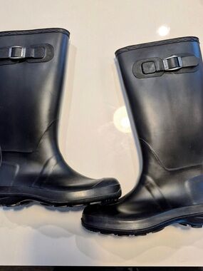 Kamik black Men's Waterproof Rain Boots - Classic Tall Rubber Boots size 6